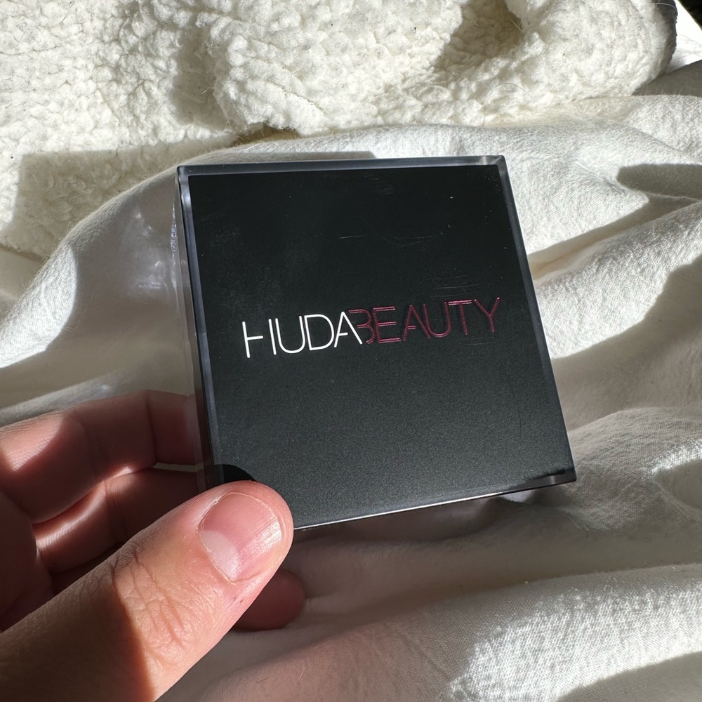 HUDA BEAUTY EASY BAKE POWDER